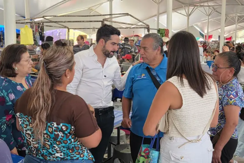 Agustín Dorantes regresa al tianguis de Sombrerete para dialogar con comerciantes