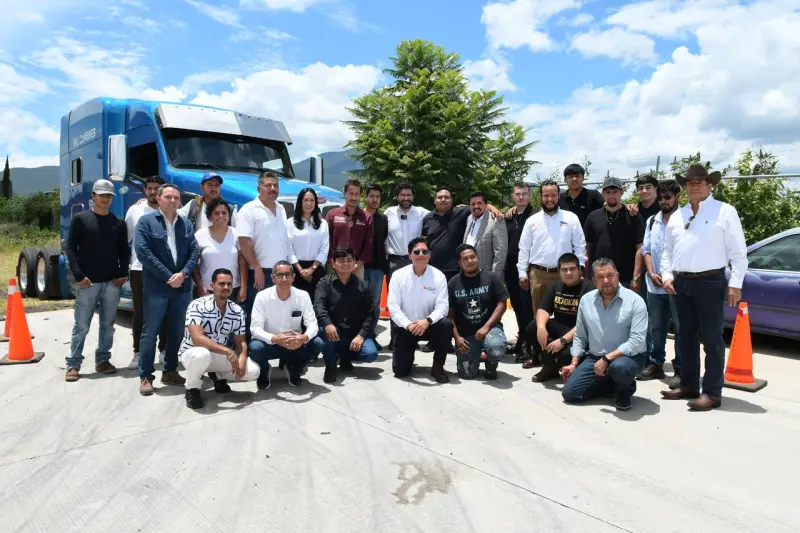 Se capacitan 19 jóvenes como conductores de autotransporte federal