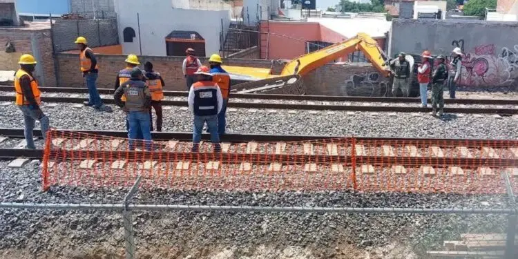 Excavadora del Tren México-Querétaro se vuelca cerca de viviendas en Victoria Guadalupe
