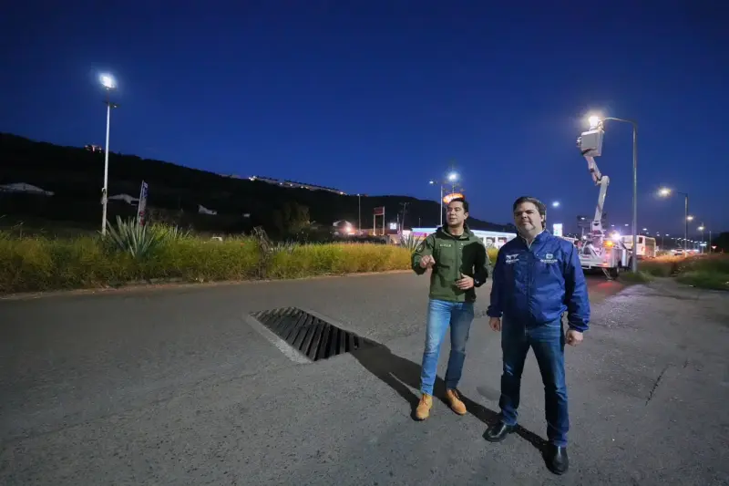Felifer Macías supervisa la instalación de 330 nuevas luminarias en el Libramiento Norponiente