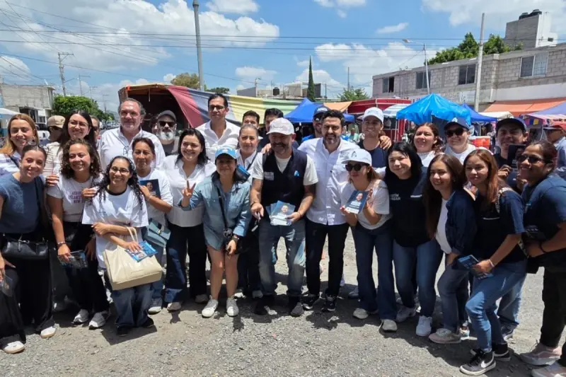 Agustín Dorantes atiende inquietudes de vecinos y comerciantes en tianguis de Montesacro