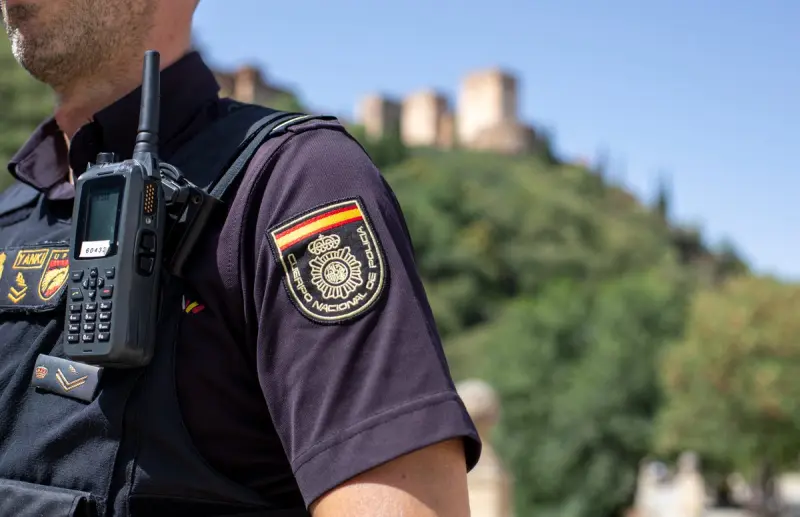 Buscan a hombre que mató a su pareja en comercio de España