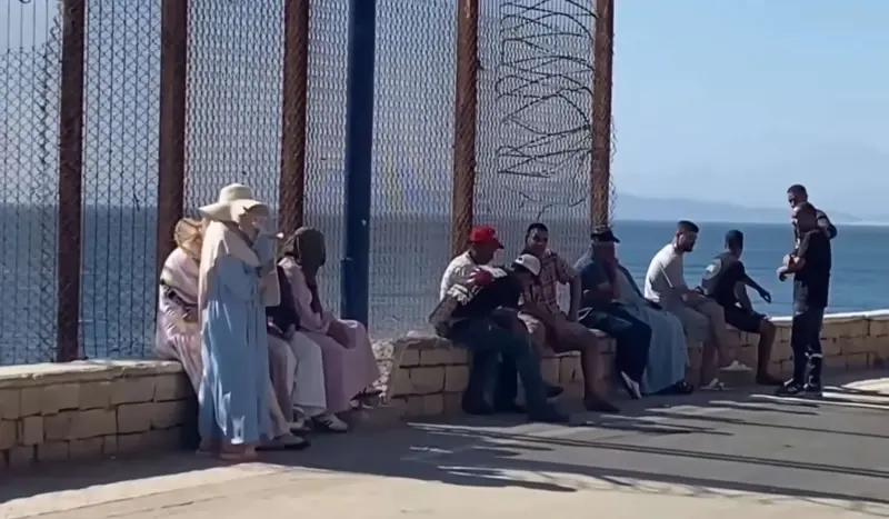 Silencio en Rabat e indignación en la calle: los marroquíes resienten la avalancha migratoria a Ceuta