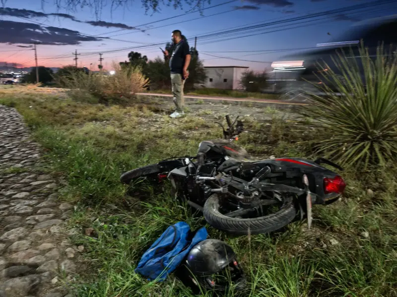 Queda grave tras derrapar en el boulevard Fuentes Mares