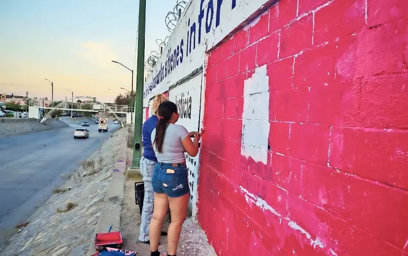 Vuelven a pintar murales de sus hijas
