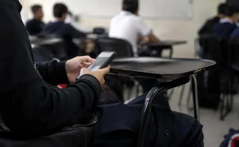 Promueven prohibición total de celulares en Educación Básica