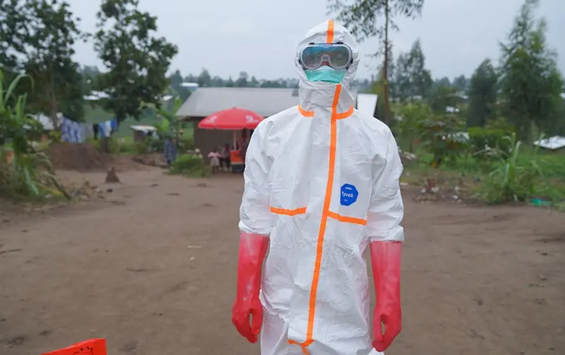 Un hombre lucha, sin paga, para frenar el brote de ébola de más rápido crecimiento de la historia