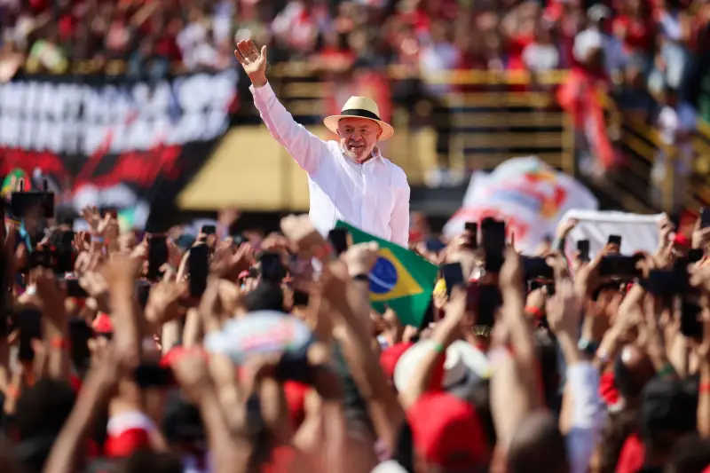 Lula da Silva inicia campaña por un cuarto mandato desde la cuna obrera de Brasil y enfrenta el reto de convencer a una nueva generación de trabajadores alejados de sindicatos y fábricas ante Flávio Bolsonaro