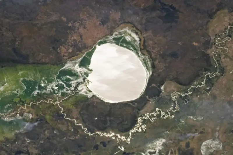 La NASA ha encontrado una mancha blanca en África: no es nieve, sino algo mucho más raro