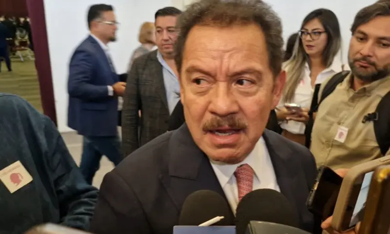 Rubén Rocha honra su trayectoria al desprenderse del fuero, considera Mier