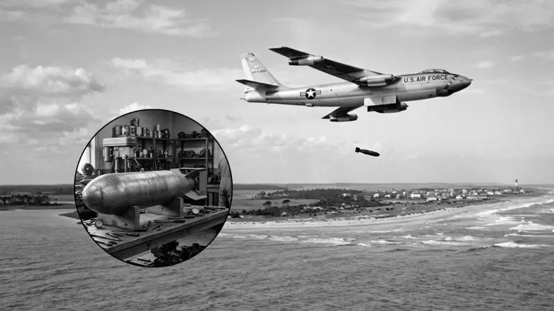 En 1958 un bombardero estadounidense perdió una bomba de hidrógeno en el mar tras una colisión aérea cerca de Georgia, el ejército la buscó durante más de nueve semanas y nunca logró encontrarla en las aguas de Tybee Island