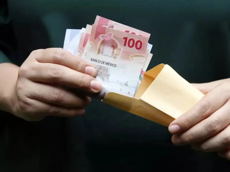 Aumentan 3.5% salario y 7% prestaciones a burócratas