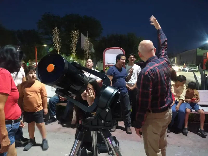 Disfrutan de velada astronómica familias en Allende, Coahuila