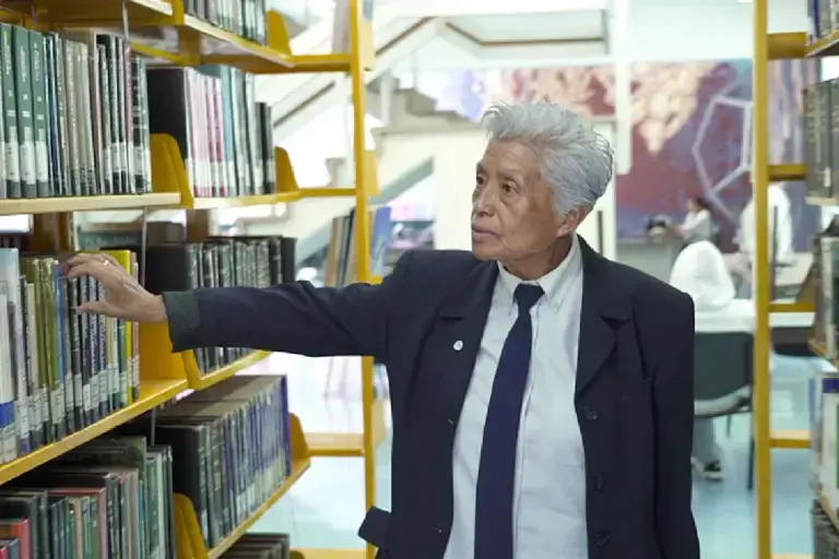 ‘Solo es garra y ganas de salir adelante’: Elvia se gradúa de la UNAM a los 71 años