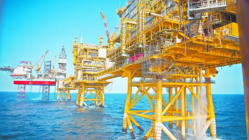 Precios del petróleo suben ante nuevos ataques entre EU e Irán