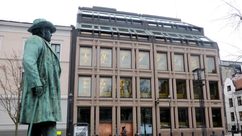 El Banco de Noruega mantiene las tasas de interés sin cambios, pero todavía proyecta una subida