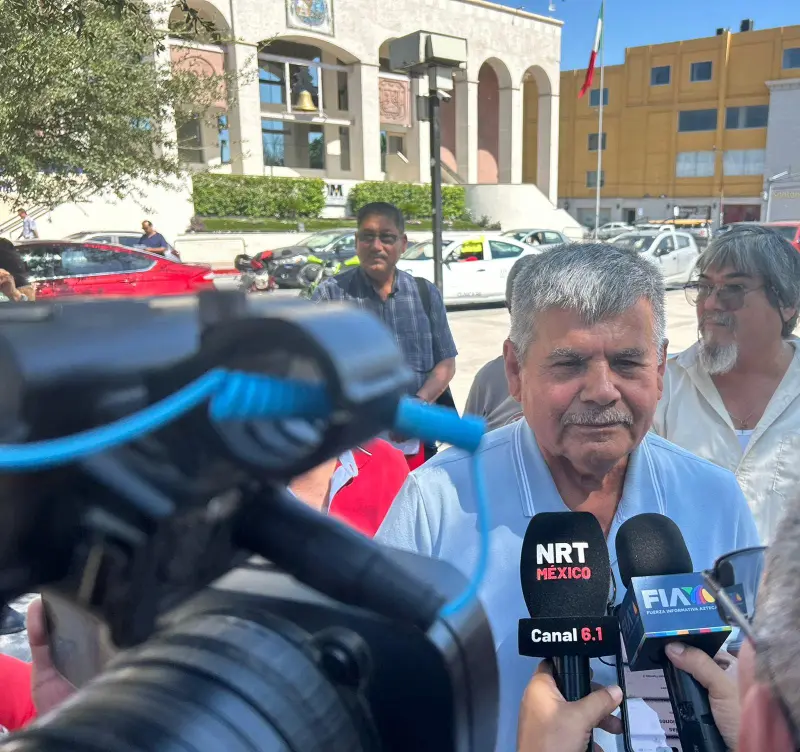 Monclova: Exobreros de AHMSA amagan con bloquear el Puente Internacional si no se concreta la subasta (video)