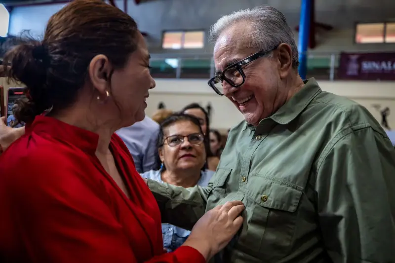 VIDEO: Así llegó Rocha Moya al Palacio de Gobierno tras retomar el cargo de gobernador