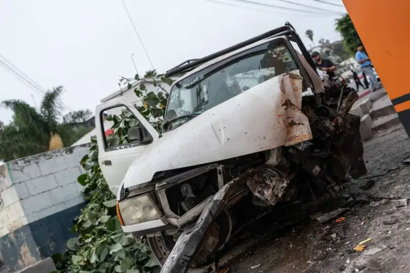 Pareja de adultos mayores queda atrapada tras chocar contra una ferretería en La Sierra
