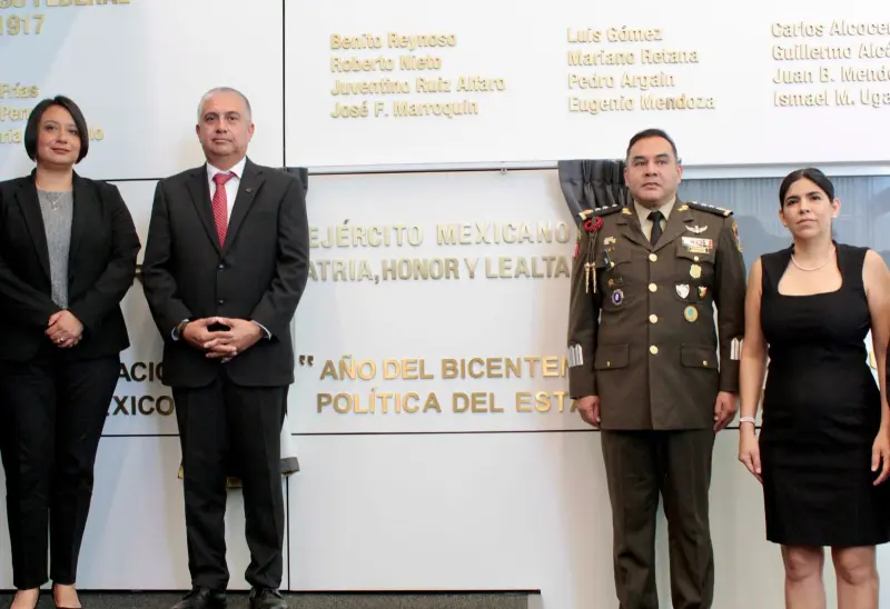 Develan en congreso letras doradas con frase “Ejército Mexicano: Patria, Honor y Lealtad”