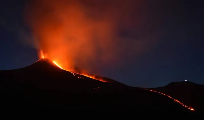 Recorren turistas zonas de lava del volcán Etna pese a alertas
