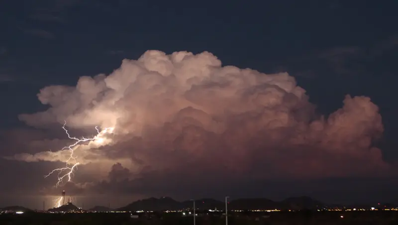 Tormentas avanzan por el noroeste de Sonora y dejarán lluvias en varios municipios durante las próximas horas; se espera granizo y fuertes rachas de viento