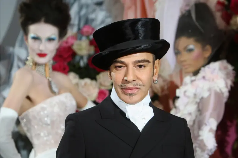 El pasado de John Galliano alcanza al MET 2027: por qué cancelaron su esperada exposición
