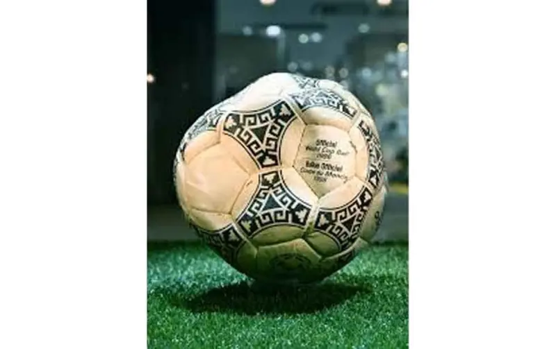 Venden en 3.35 millones de dólares el histórico balón de Maradona del Mundial 1986