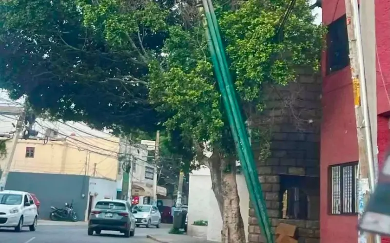 Vecinos alertan por poste a punto de caer en Carrillo Puerto