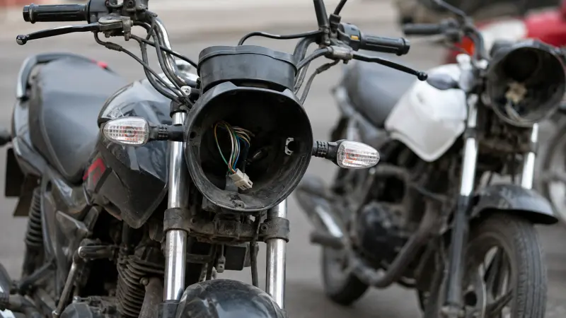 Exhiben toldos y focos en motocicletas vacíos en reglamento vial