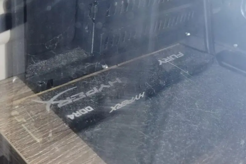 Tras dos años quejándose por la poca RAM de su PC, un gamer descubre una segunda memoria suelta al limpiar el polvo