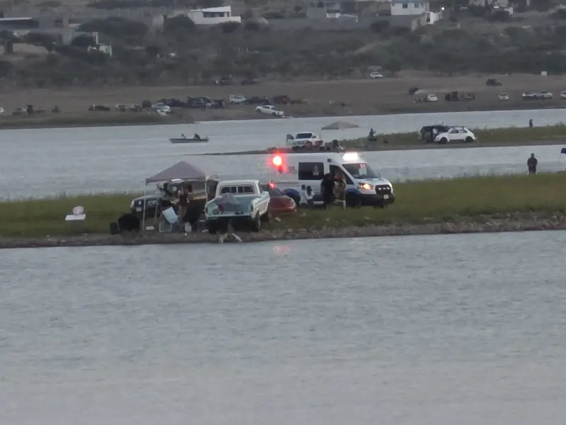 Rescatan a ocupantes de lancha varados en presa Chihuahua