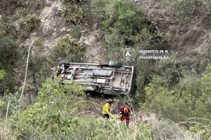 Una persona perdió la vida, luego de que su vehículo cayera a un barranco en Vizarrón, Cadereyta de Montes