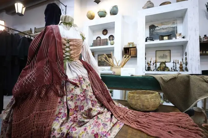 Estudios Churubusco inaugura espacio de memoria con vestuario y utilería de películas mexicanas