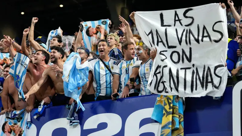Video revela cómo llegó bandera de las Malvinas a jugadores argentinos tras ganar a Inglaterra en el Mundial
