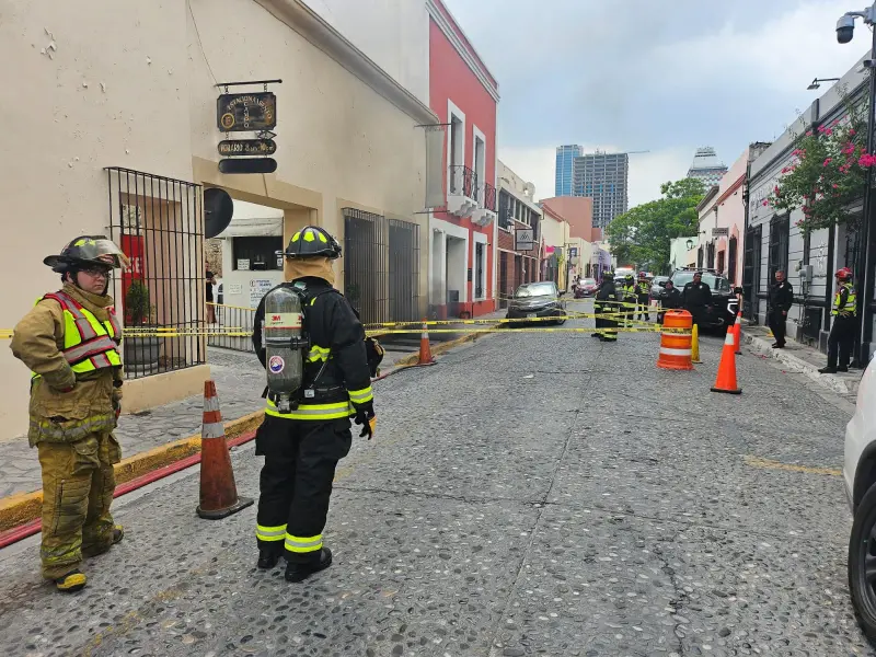 Corto circuito en registro de CFE obliga al cierre de vialidad en Barrio Antiguo