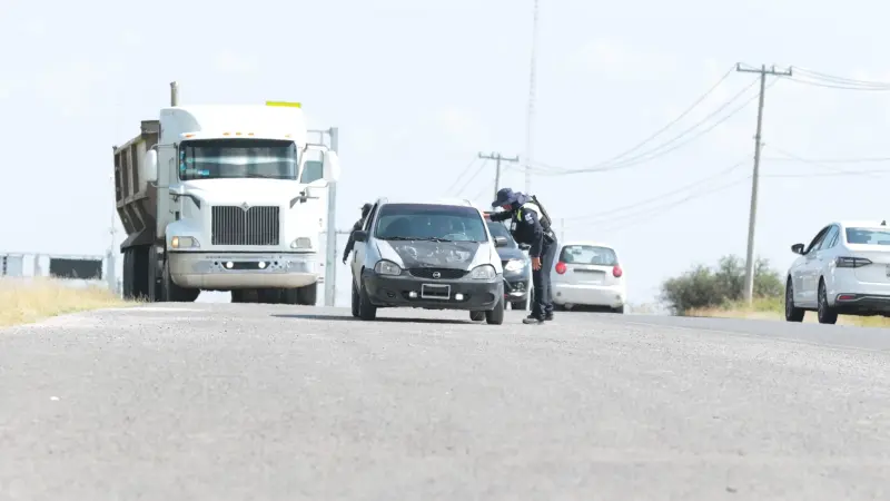 Terror camino a Comanja: Hombres armados encañonan a familias y roban camionetas
