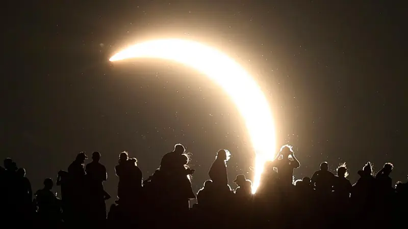 ¿Por qué un eclipse solar nos hace gritar, llorar y abrazar a desconocidos?