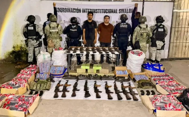 Detienen a 2 y aseguran arsenal en un tractocamión en Mazatlán