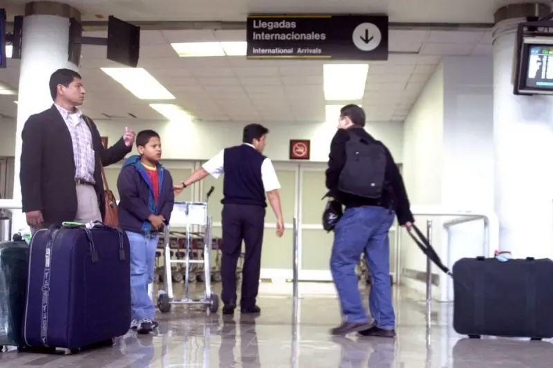 ¿Qué puedes ingresar a México sin pagar impuestos? SAT te dice esto