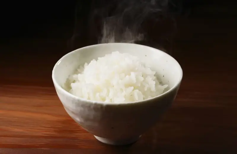 El truco casero para cocinar arroz sin que se pegue y lograr que quede en su punto desde la primera preparación