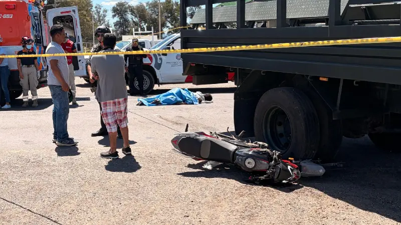 Muere motociclista al estrellarse en camión militar en Irapuato