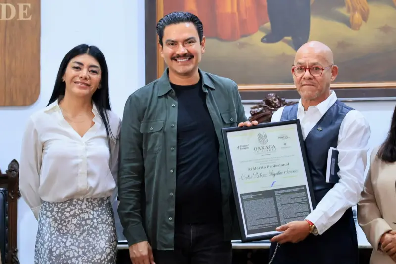 Reconocen a Carlos Aguilar por su trayectoria científica en Oaxaca