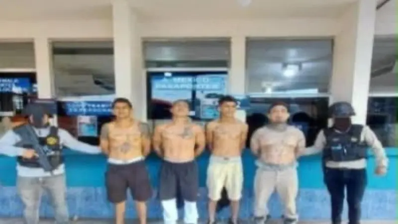 Cinco miembros de la pandilla Barrio 18 llegan a El Salvador deportados desde México