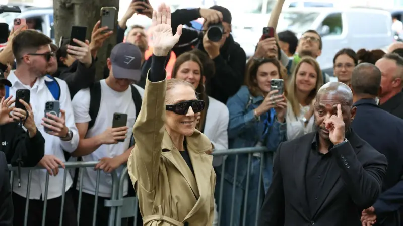Céline Dion llega a Francia para sus conciertos de vuelta a los escenarios
