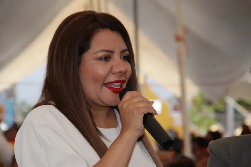Alcaldesa de Acatlán defiende que su madre sea su suplente y rechaza nepotismo