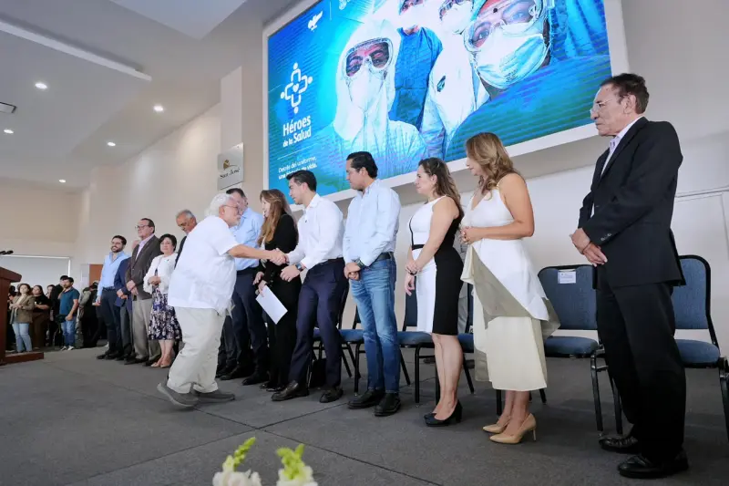 Asiste Felifer Macías al homenaje “Héroes de la Salud”