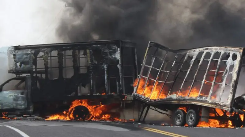 Michoacán ‘arde’ por quema de autos y bloqueos en carreteras: ¿Qué puntos ya fueron liberados HOY?