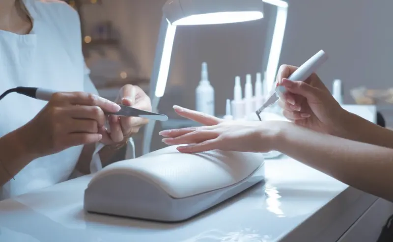 El esmalte chocolate que necesitas para llevar las uñas elegantes sin recurrir al rojo clásico