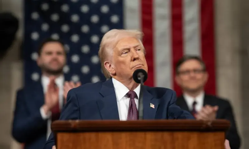 Anuncia Trump aranceles del 50% a autos y acero de Canadá